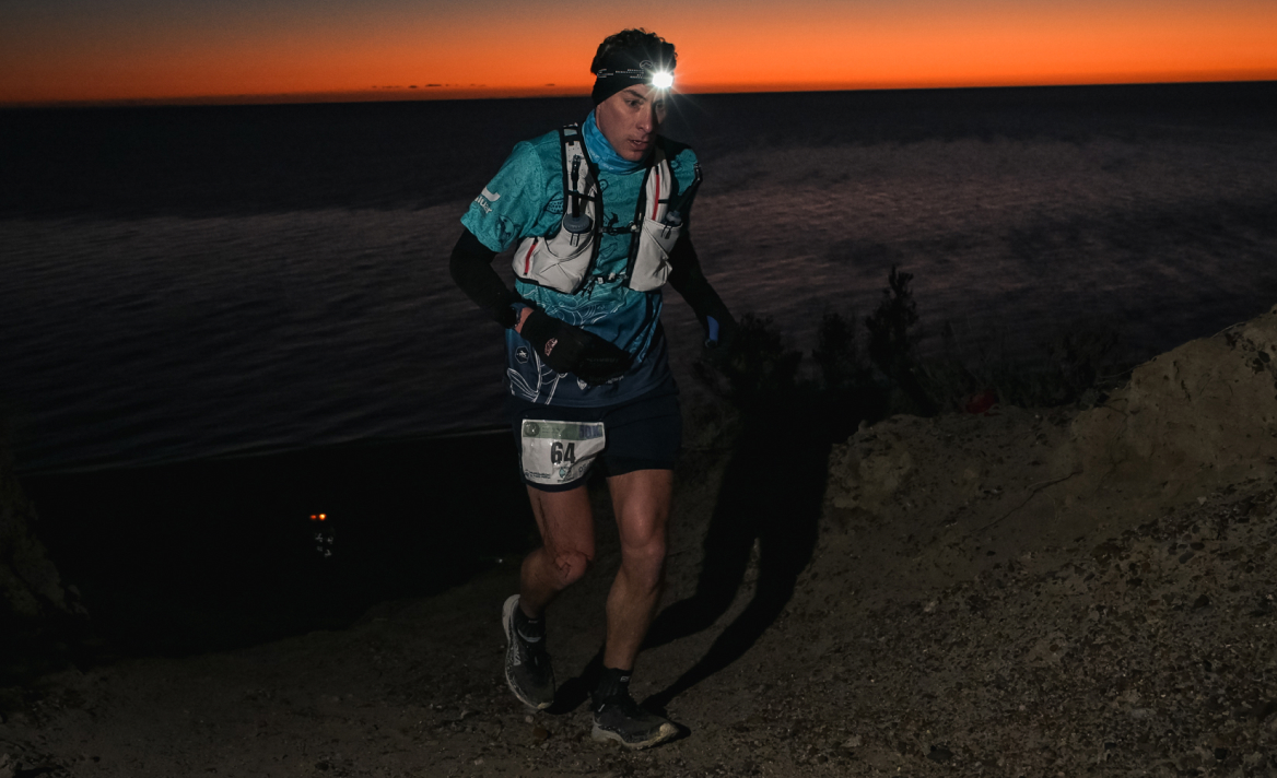 Corredor nocturno con linterna frontal, distancia 70K