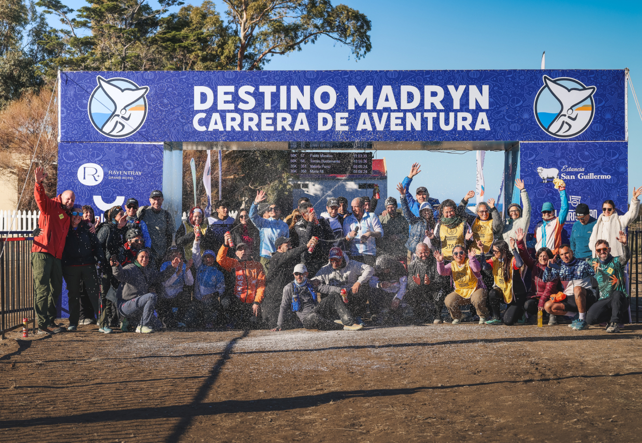 Staff de Destino Madryn en el predio de largada